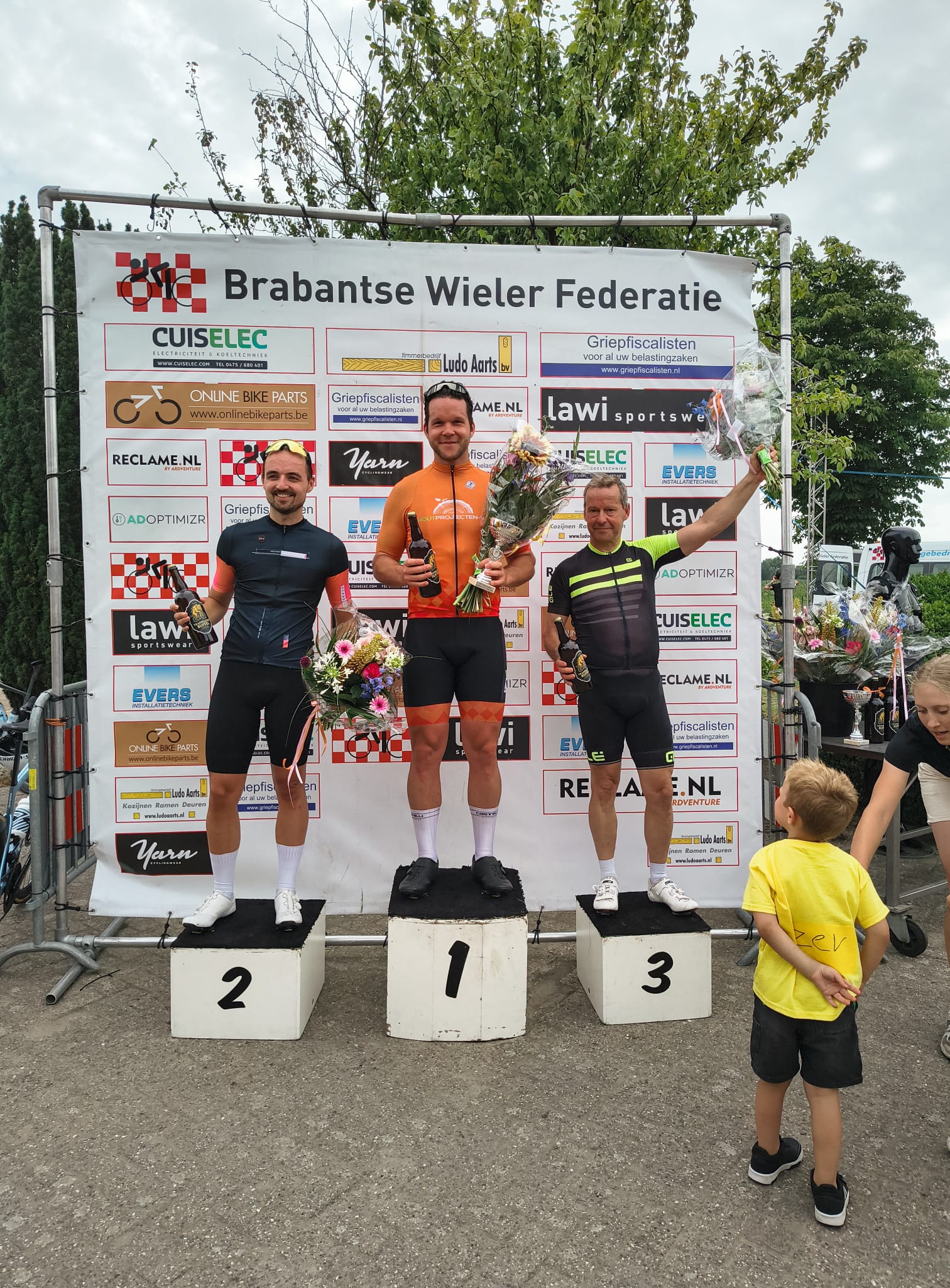 Lars op het podium na een koers